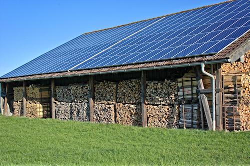 Les toits des bâtiments agricoles supportant des installations photovoltaïques sont exclus de l’assiette de la CFE